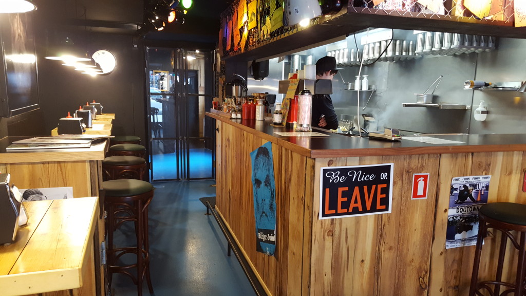 Tommi's Burger Joint indenfor